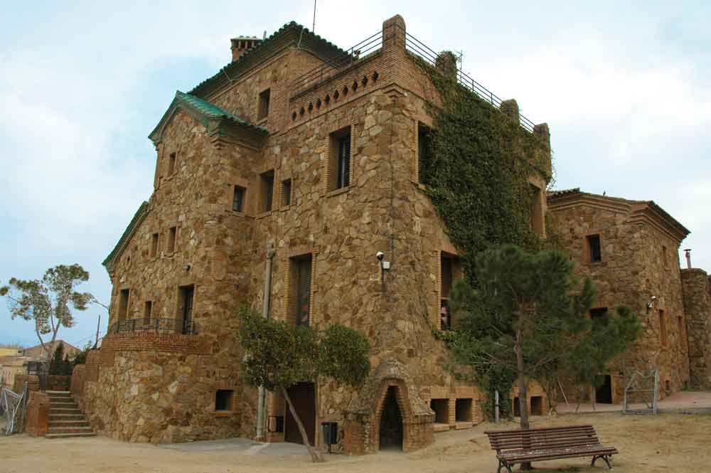 Barcelona - Santa Coloma de Cervelló - colonia Güell - escuela y casa del maestro 3.jpg